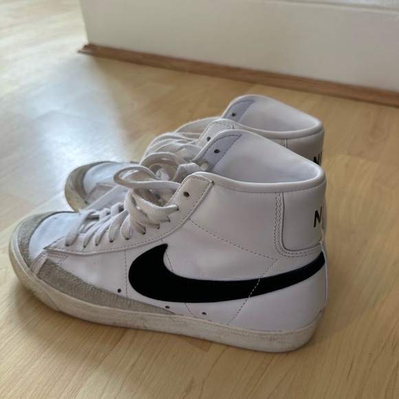 Nike White High-Top blazers Sneakers with Black Swoosh - Picture 2 of 3